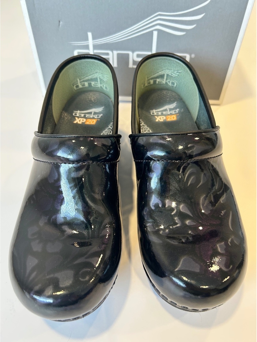 NWB Dansko XP 2.0 purple iridescent floral clogs in patent leather